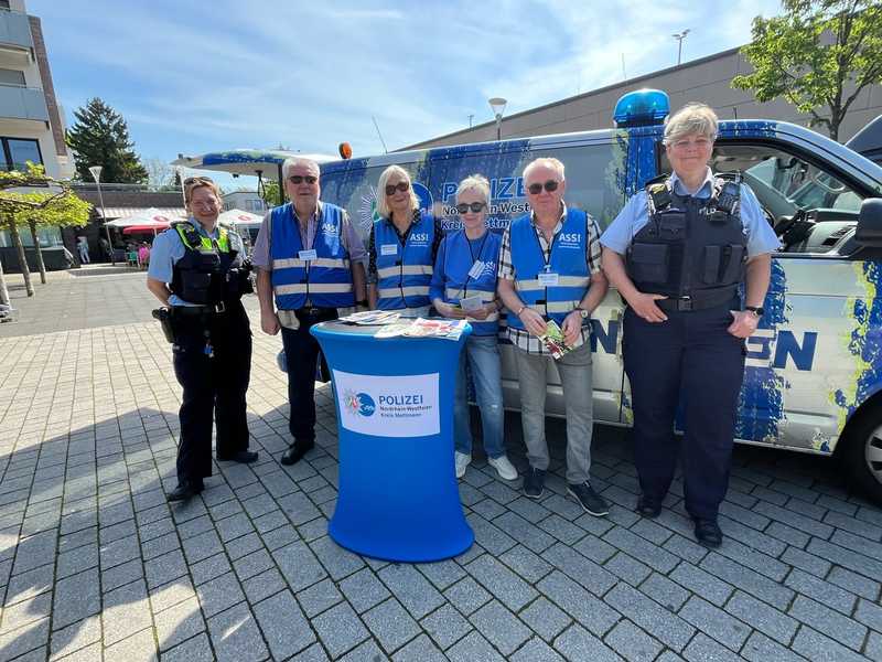 POL-ME: Bezirksdienstbeamtinnen berieten am Streifen-Wagen - Mettmann - 2405010 - Foto: presseportal.de