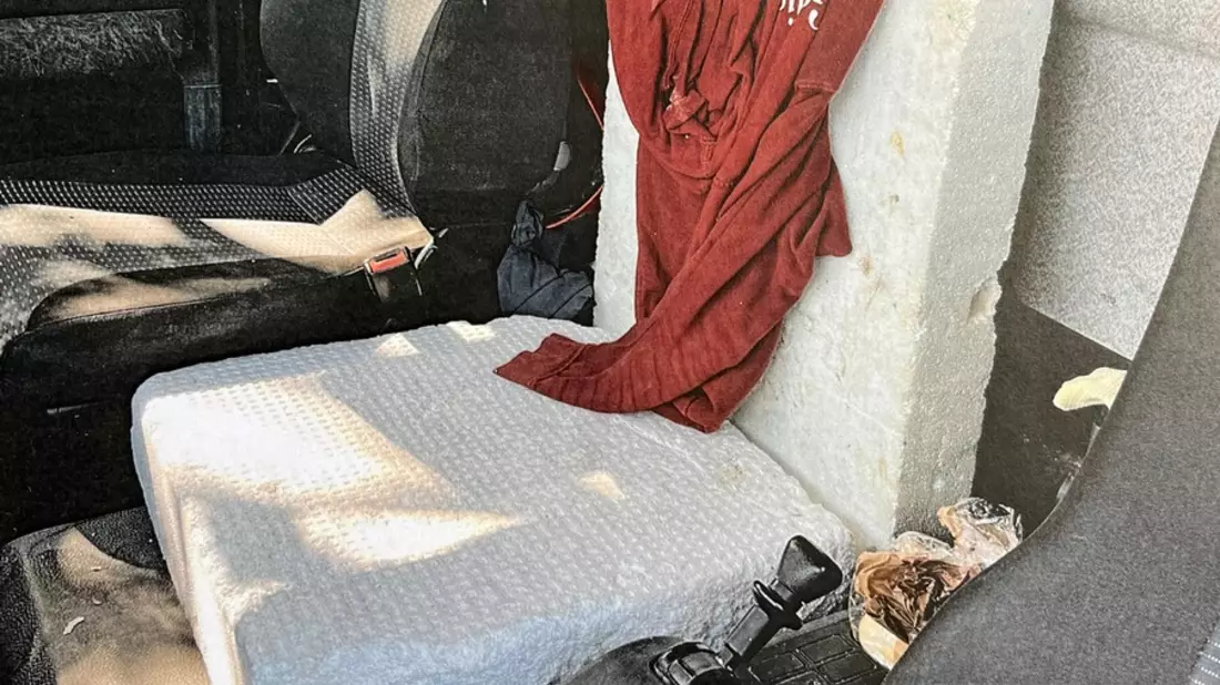 POL-DO: Kontrolle eines Lkw auf der A44 - Überladung, Fahrzeugmängel und ein Fahrersitz aus Hartschaumplatten - Bild: presseportal.de