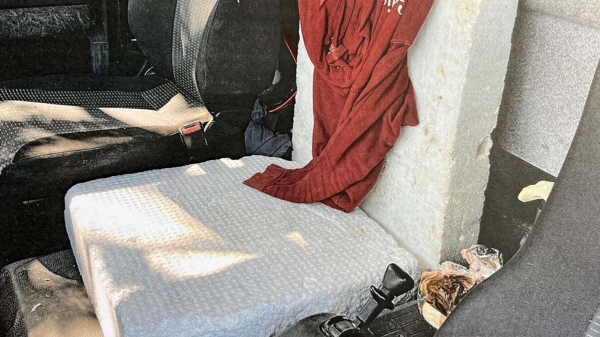 POL-DO: Kontrolle eines Lkw auf der A44 - Überladung, Fahrzeugmängel und ein Fahrersitz aus Hartschaumplatten - Foto: presseportal.de