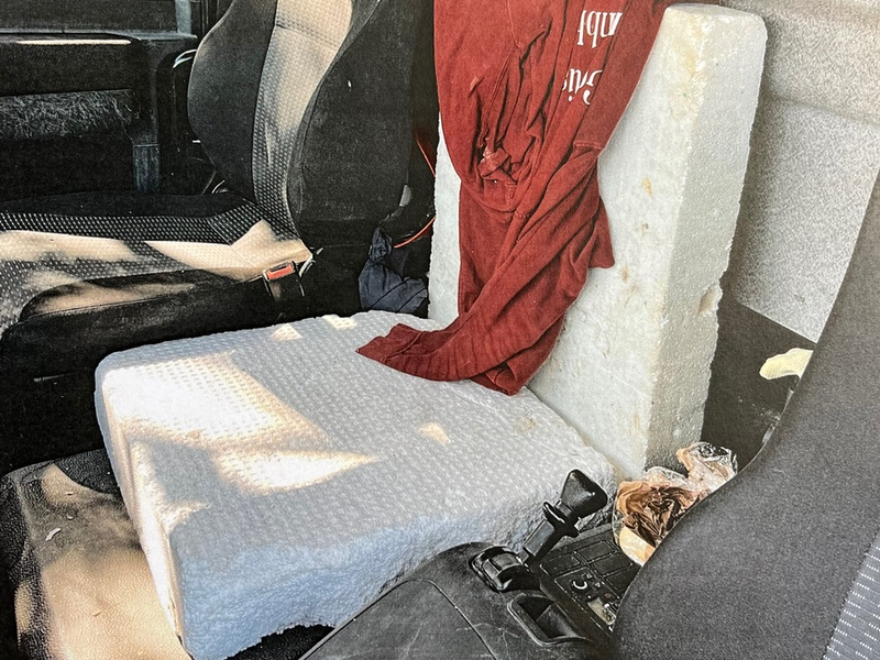 POL-DO: Kontrolle eines Lkw auf der A44 - Überladung, Fahrzeugmängel und ein Fahrersitz aus Hartschaumplatten - Foto: presseportal.de