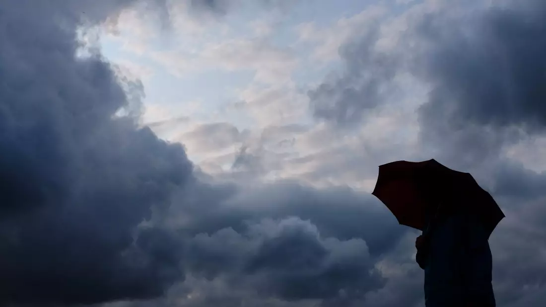 Starkregen, Gewitter, Sturmböen - in Teilen Deutschlands kann es unangenehm werden - Bild: Martin Gerten/dpa