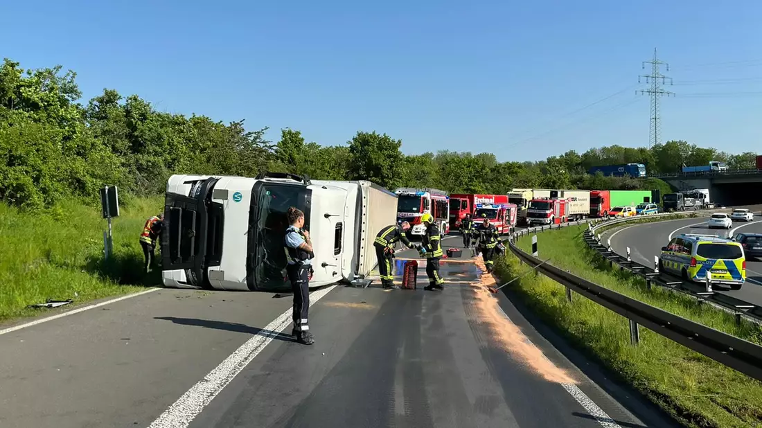 FW-NE: Umgestürzter Lkw in der Tangente zur A57 | Fahrer leicht verletzt - Bild: presseportal.de