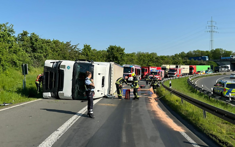 FW-NE: Umgestürzter Lkw in der Tangente zur A57 | Fahrer leicht verletzt - Foto: presseportal.de