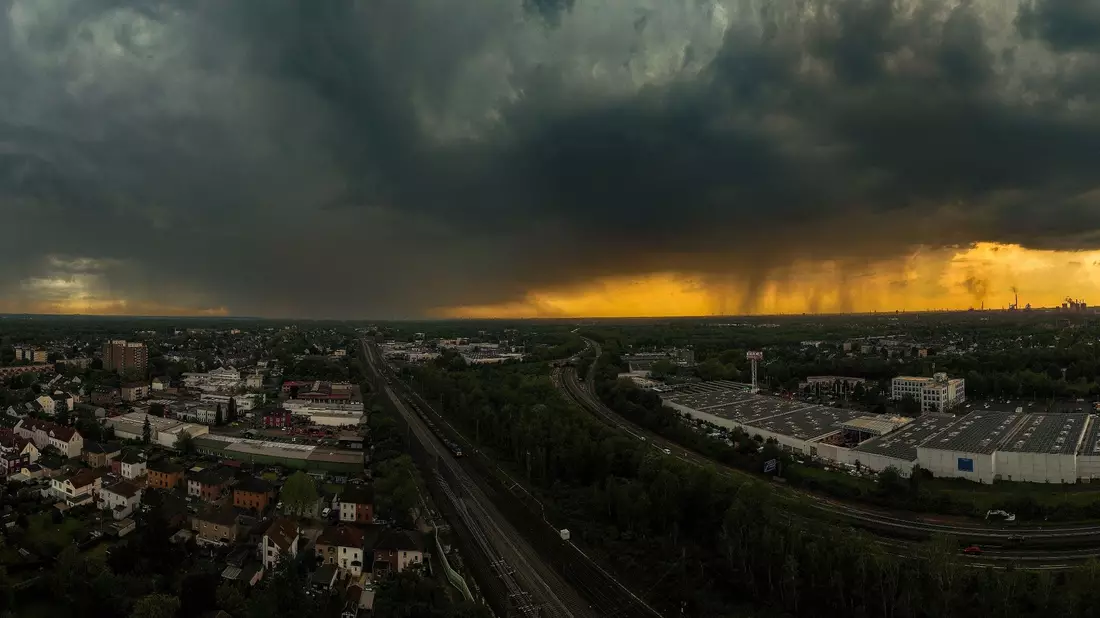 Über Duisburg hat sich der Himmel verdunkelt. - Bild: Christoph Reichwein/dpa