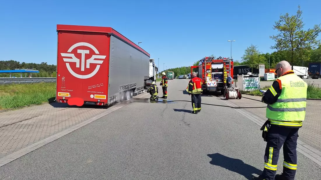 FW-ROW: Überhitzte Bremse löst Feuerwehreinsatz aus - Bild: presseportal.de