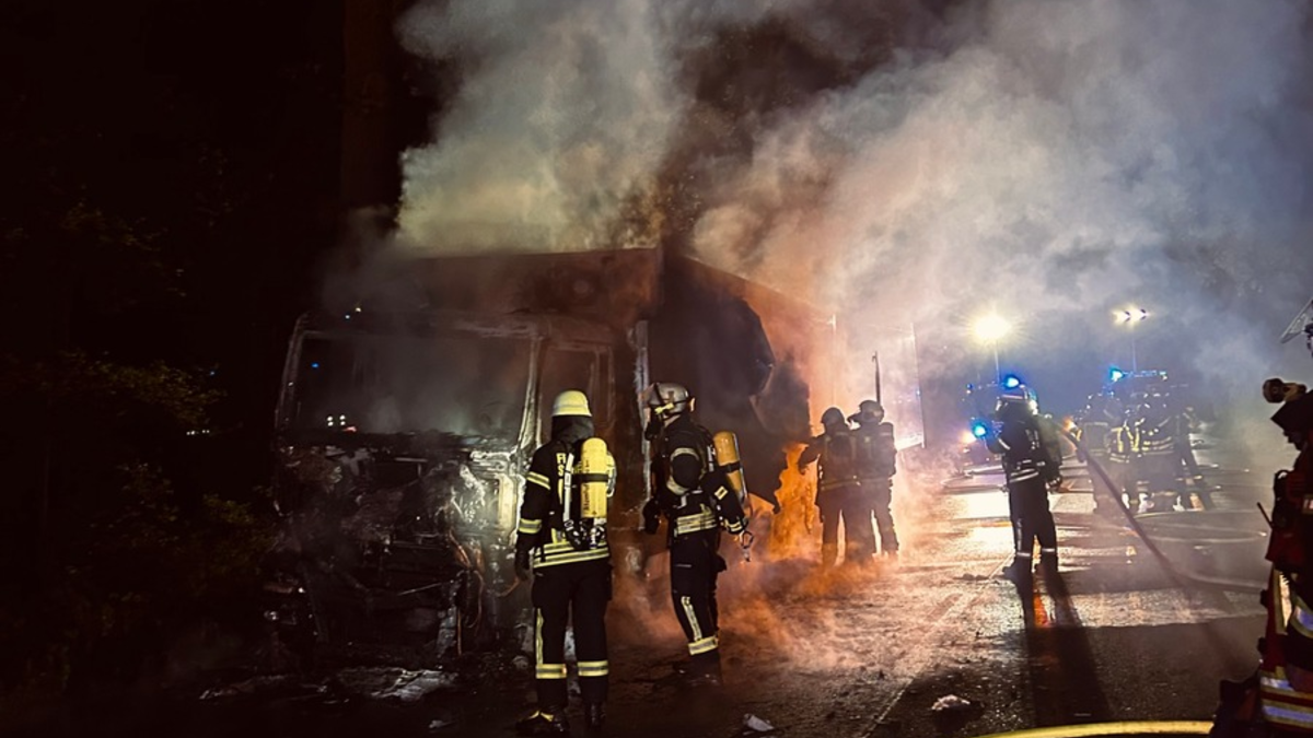 FW-Schermbeck: LKW Brand auf der B58 - Foto: presseportal.de