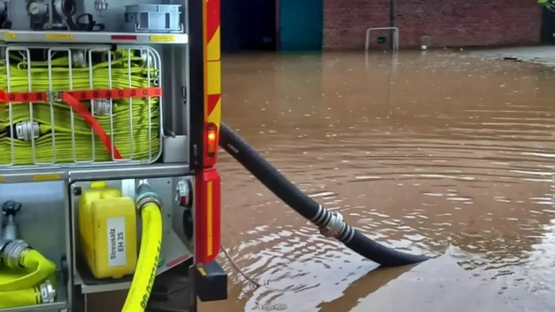 FW Grevenbroich: Feuerwehr Grevenbroich nach Starkregen im Dauereinsatz // 20 Einsätze in zwei Stunden - Bauernhof teilweise überflutet - Bild: presseportal.de