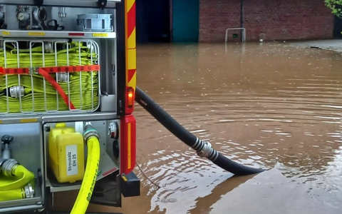 FW Grevenbroich: Feuerwehr Grevenbroich nach Starkregen im Dauereinsatz // 20 Einsätze in zwei Stunden - Bauernhof teilweise überflutet - Foto: presseportal.de