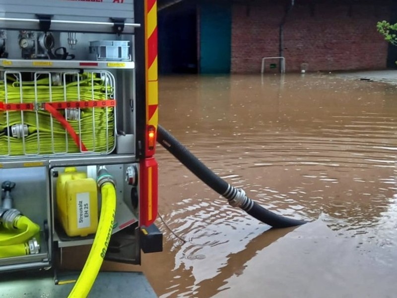 FW Grevenbroich: Feuerwehr Grevenbroich nach Starkregen im Dauereinsatz // 20 Einsätze in zwei Stunden - Bauernhof teilweise überflutet - Foto: presseportal.de