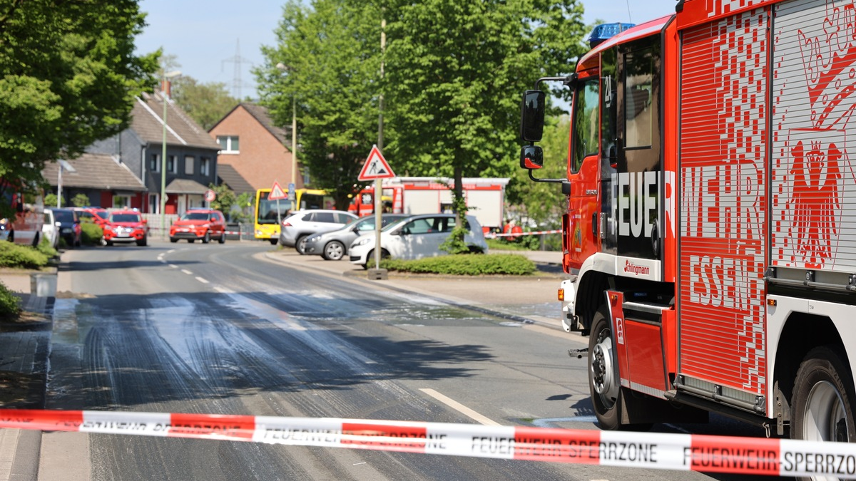 FW-E: Arbeitsunfall auf einem Betriebsgelände - Gefahrstoff tritt aus und sorgt für aufwendige Reinigungsarbeiten - Foto: presseportal.de