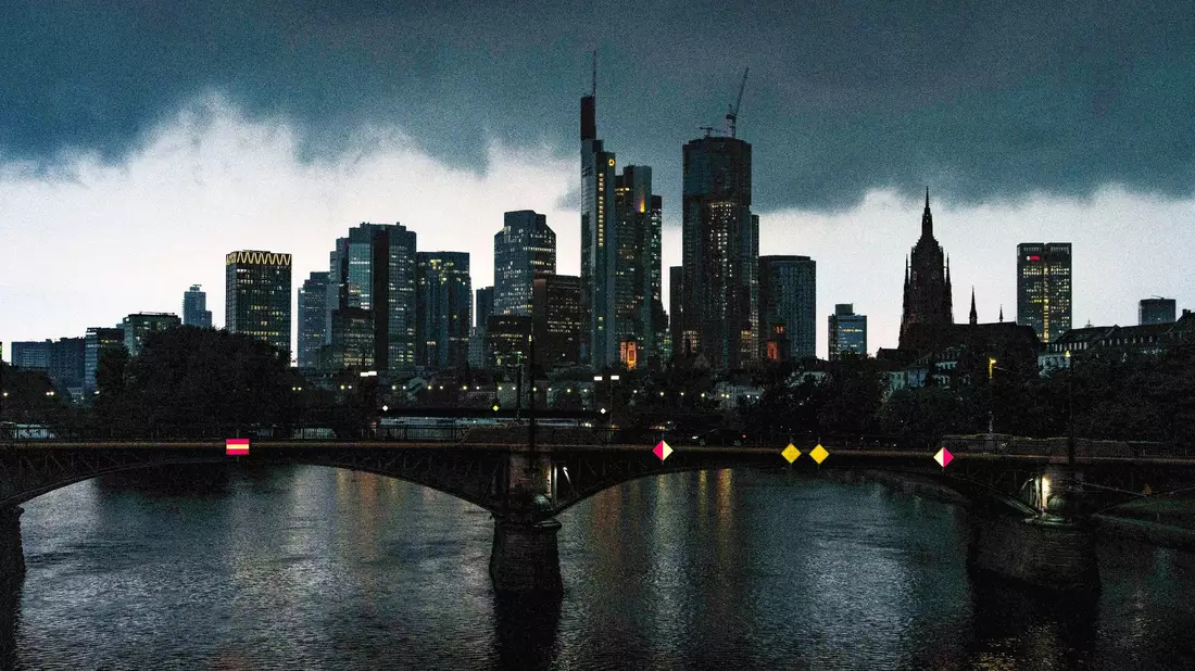 Dunkle Wolken zogen am Abend über die Skyline der Bankenstadt. - Bild: Andreas Arnold/dpa