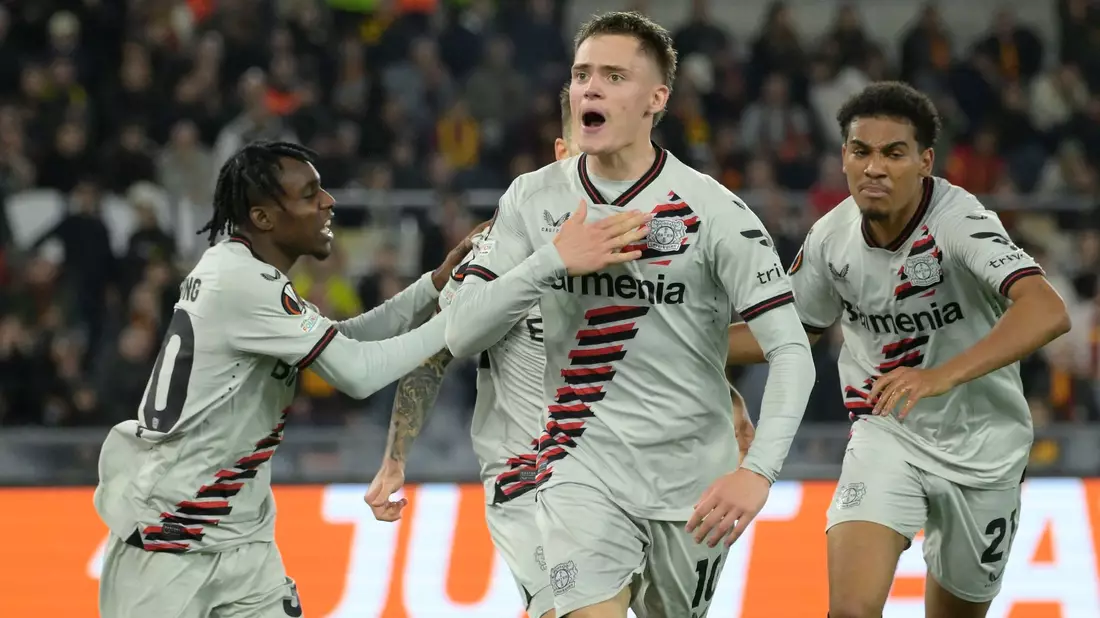 Torjäger Florian Wirtz (M) leitete nach einer halben Stunde den Leverkusener Sieg ein. - Bild: Fabrizio Corradetti/LaPresse via ZUMA Press/dpa