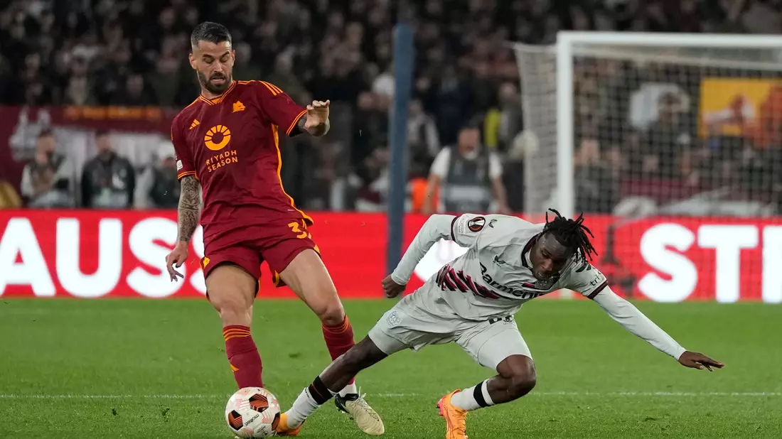 Gewohntes Bild in Rom mit vielen Zweikämpfen, hier Leonardo Spinazzola (l) gegen Leverkusens Jeremie Frimpong. - Bild: Andrew Medichini/AP