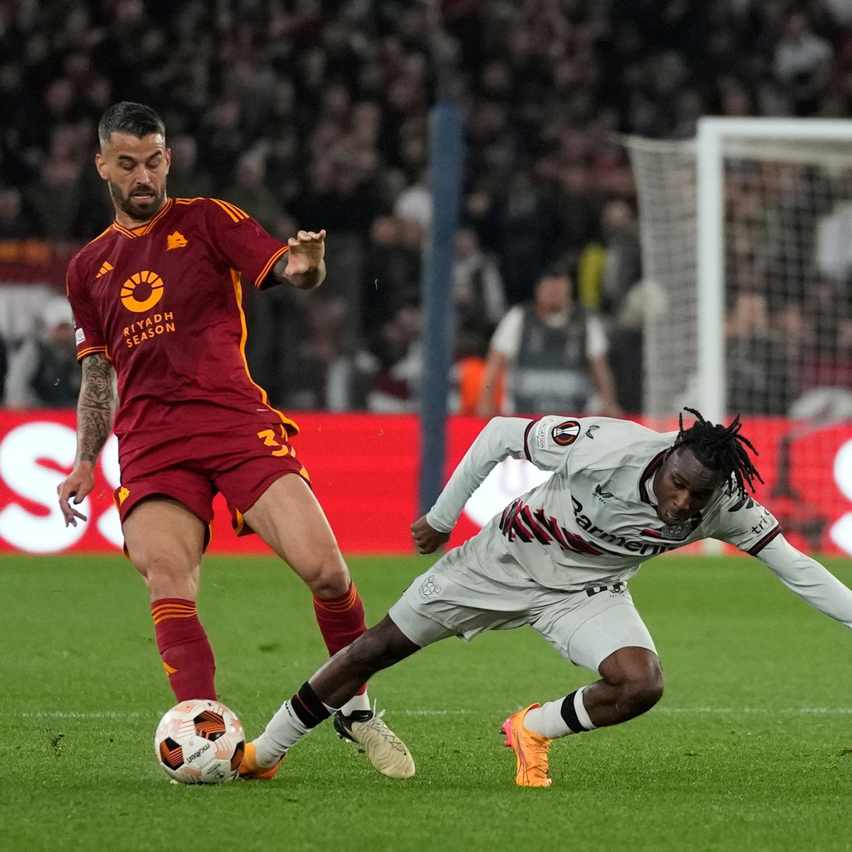 Gewohntes Bild in Rom mit vielen Zweikämpfen, hier Leonardo Spinazzola (l) gegen Leverkusens Jeremie Frimpong. - Foto: Andrew Medichini/AP
