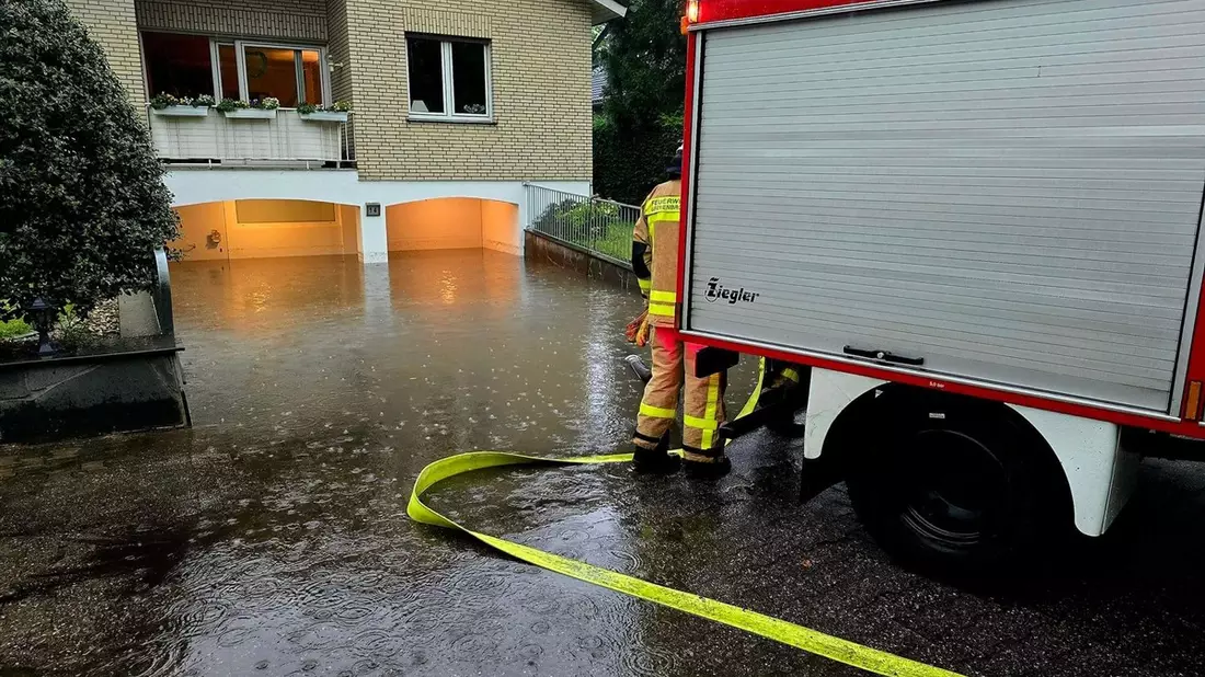 FW Grevenbroich: Starkregen sorgt für Dauereinsatz für Feuerwehr Grevenbroich - Folgemeldung / 100 Kräfte arbeiten rund 45 Schadensstellen ab - Bild: presseportal.de