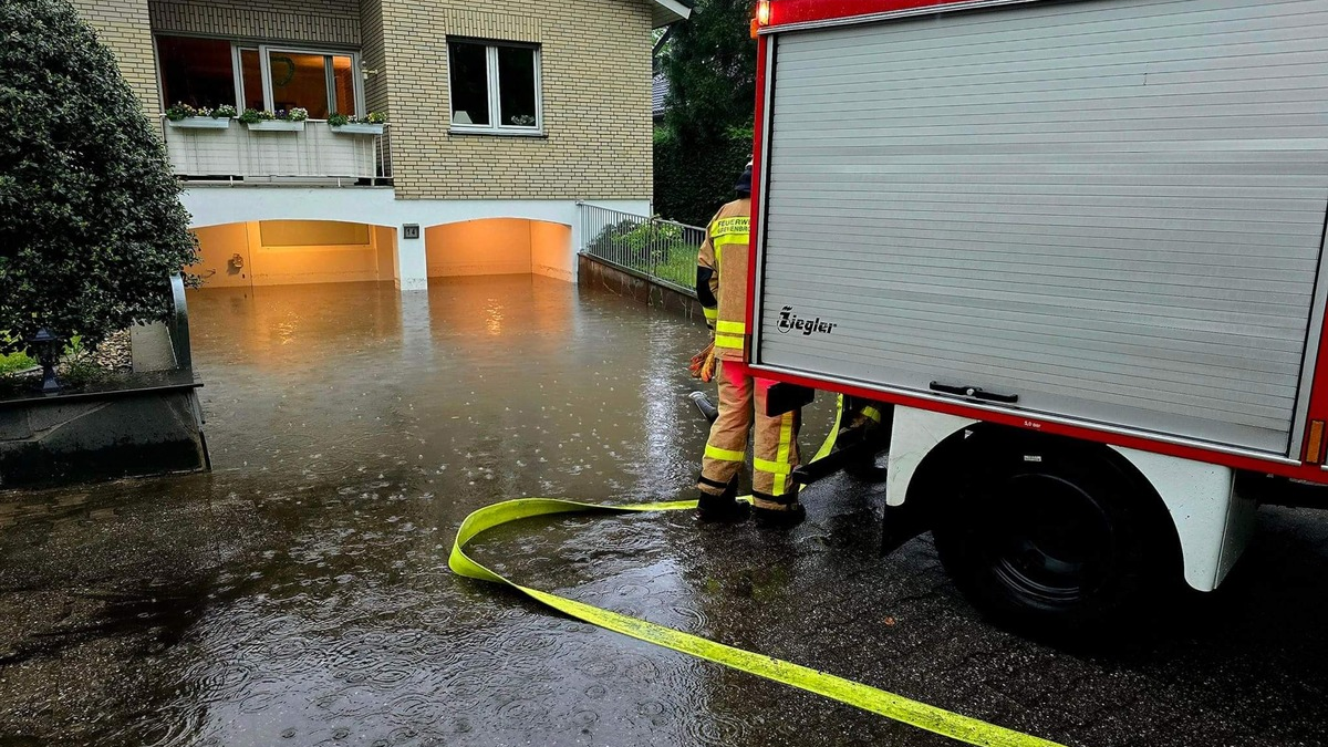 FW Grevenbroich: Starkregen sorgt für Dauereinsatz für Feuerwehr Grevenbroich - Folgemeldung / 100 Kräfte arbeiten rund 45 Schadensstellen ab - Foto: presseportal.de