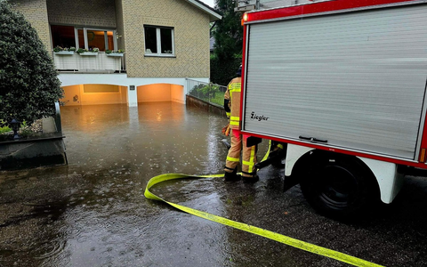 FW Grevenbroich: Starkregen sorgt für Dauereinsatz für Feuerwehr Grevenbroich - Folgemeldung / 100 Kräfte arbeiten rund 45 Schadensstellen ab - Foto: presseportal.de