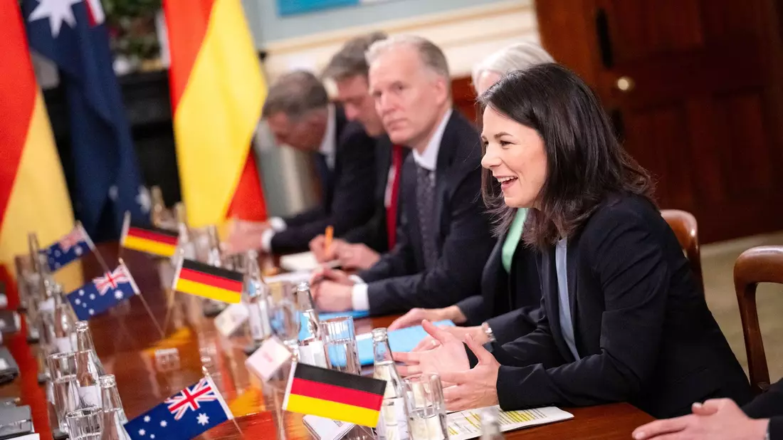 Im Mittelpunkt der einwöchigen Reise von Außenministerin Baerbock nach Australien, Neuseeland und Fidschi steht die Sicherheitspolitik und der Klimaschutz. - Bild: Sina Schuldt/dpa