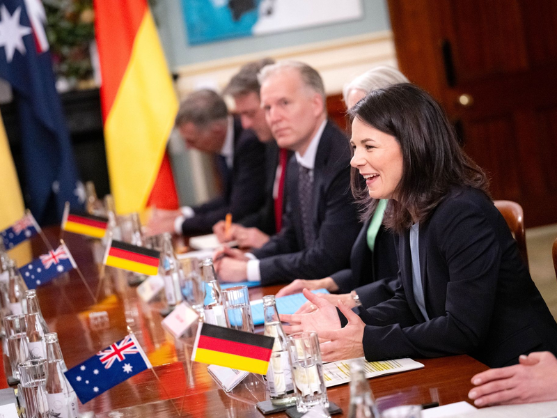 Im Mittelpunkt der einwöchigen Reise von Außenministerin Baerbock nach Australien, Neuseeland und Fidschi steht die Sicherheitspolitik und der Klimaschutz. - Foto: Sina Schuldt/dpa