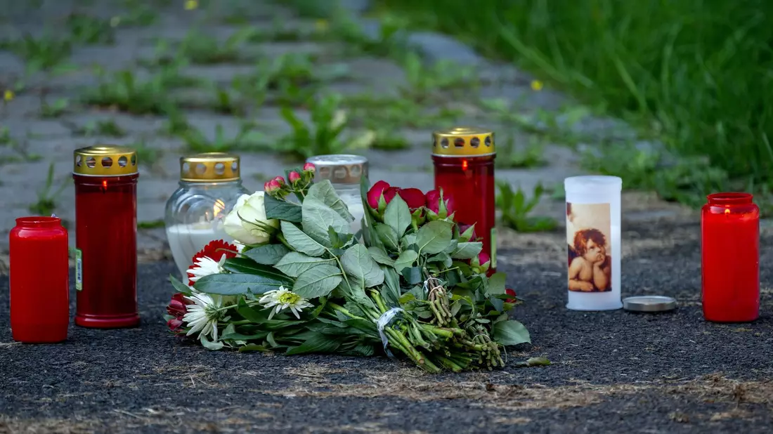 Am Morgen nach dem Fund eines toten Jugendlichen auf dem Schulgelände im September 2023 kommen immer wieder Menschen vorbei, die das Opfer gekannt haben und halten inne. - Bild: Pia Bayer/dpa