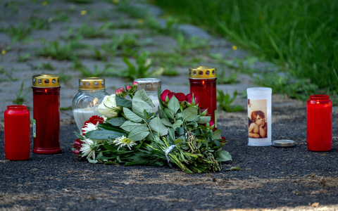 Am Morgen nach dem Fund eines toten Jugendlichen auf dem Schulgelände im September 2023 kommen immer wieder Menschen vorbei, die das Opfer gekannt haben und halten inne. - Foto: Pia Bayer/dpa