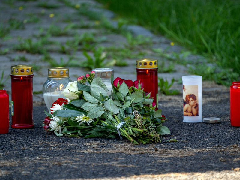 Am Morgen nach dem Fund eines toten Jugendlichen auf dem Schulgelände im September 2023 kommen immer wieder Menschen vorbei, die das Opfer gekannt haben und halten inne. - Foto: Pia Bayer/dpa