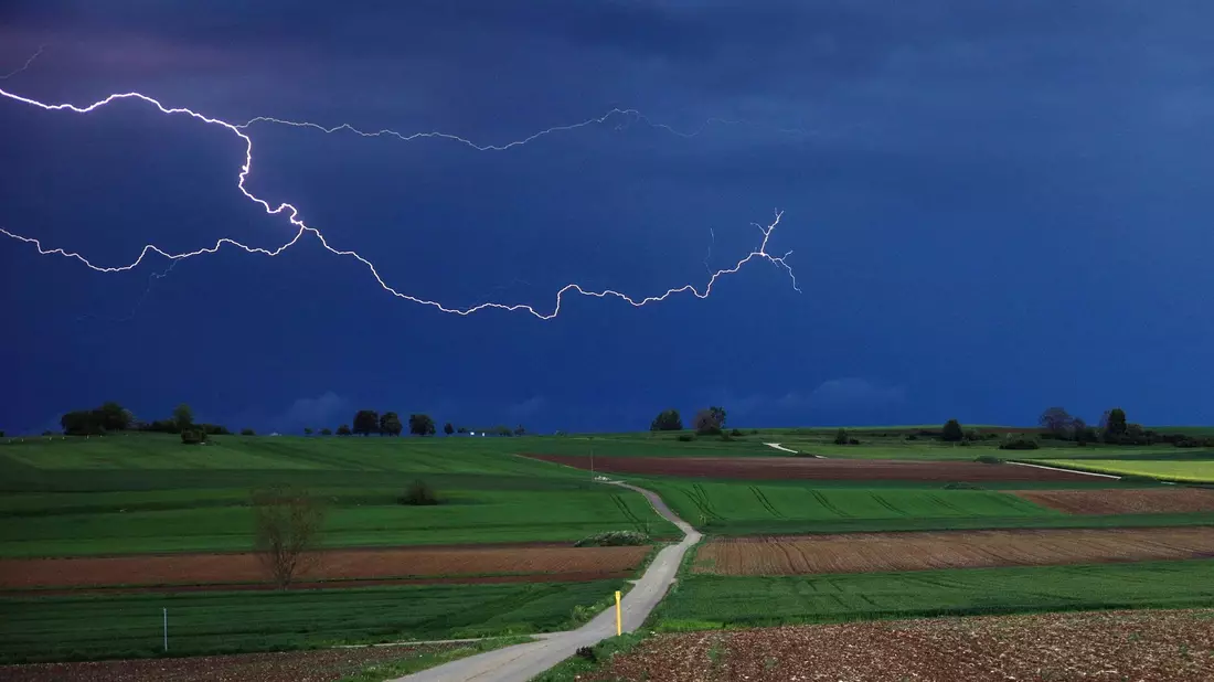 Unwetter in Teilen Westdeutschlands. Heute soll sich die Lage wieder etwas entspannen. - Bild: Alexander Wolf/dpa