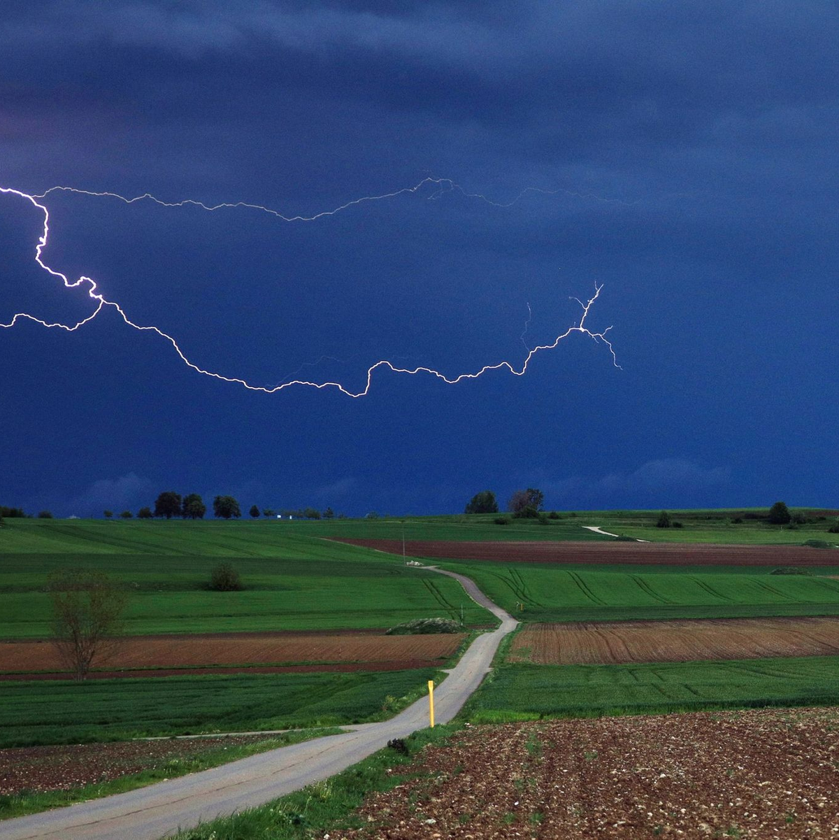 Unwetter in Teilen Westdeutschlands. Heute soll sich die Lage wieder etwas entspannen. - Foto: Alexander Wolf/dpa