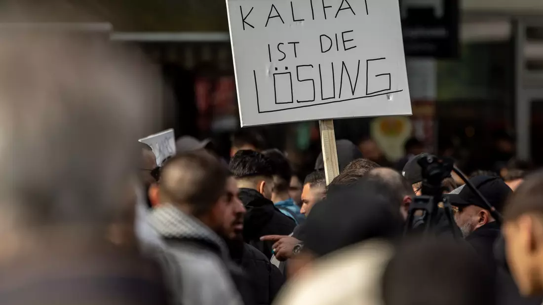 Teilnehmer einer Islamisten-Demo hielten bei der Demonstration am 27. April unter anderem ein Plakat mit der Aufschrift «Kalifat ist die Lösung» in die Höhe. - Bild: Axel Heimken/dpa
