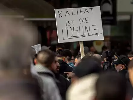 Teilnehmer einer Islamisten-Demo hielten bei der Demonstration am 27. April unter anderem ein Plakat mit der Aufschrift «Kalifat ist die Lösung» in die Höhe. - Foto: Axel Heimken/dpa