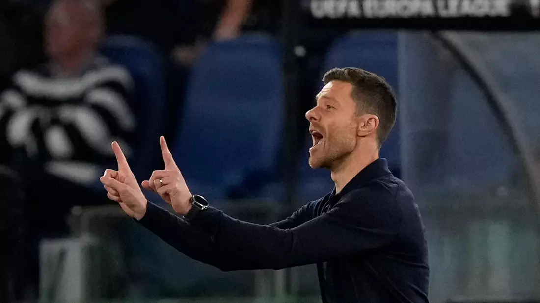 Leverkusens Trainer Xabi Alonso hat mit seinem Team das Halbfinal-Hinspiel der Europa League in Rom mit 2:0 gewonnen. - Bild: Andrew Medichini/AP