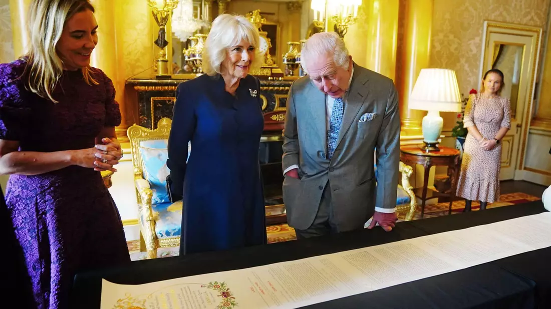 21 Meter lang und rund 11.600 handgeschriebene Wörter: Fast genau ein Jahr nach ihrer Krönung haben König Charles III. und seine Frau Königin Camilla das offizielle Protokoll der Zeremonie erhalten. - Bild: Victoria Jones/PA Wire/dpa