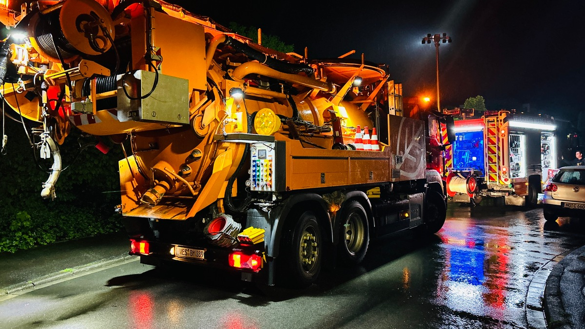 FW Moers: Anhaltender Regen überflutet Keller und Unterführung in Moers - Foto: presseportal.de