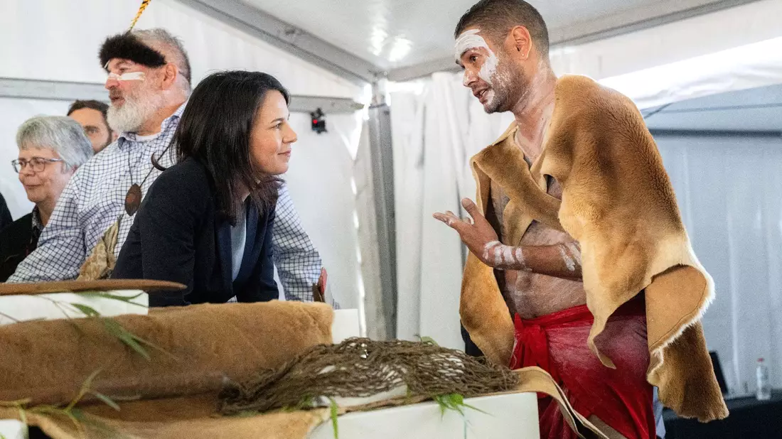 Annalena Baerbock spricht mit Vertreterinnen und Vertretern des Volkes der Kaurna bei einer Zeremonie zur Rückführung von Kulturgütern. - Bild: Sina Schuldt/dpa