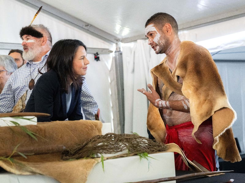 Annalena Baerbock spricht mit Vertreterinnen und Vertretern des Volkes der Kaurna bei einer Zeremonie zur Rückführung von Kulturgütern. - Foto: Sina Schuldt/dpa