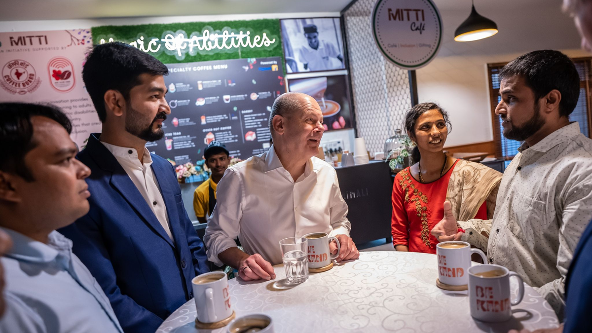 Bundeskanzler Olaf Scholz (SPD) bei einem Gespräch mit indischen Fachkräften 2023. - Foto: Michael Kappeler/dpa