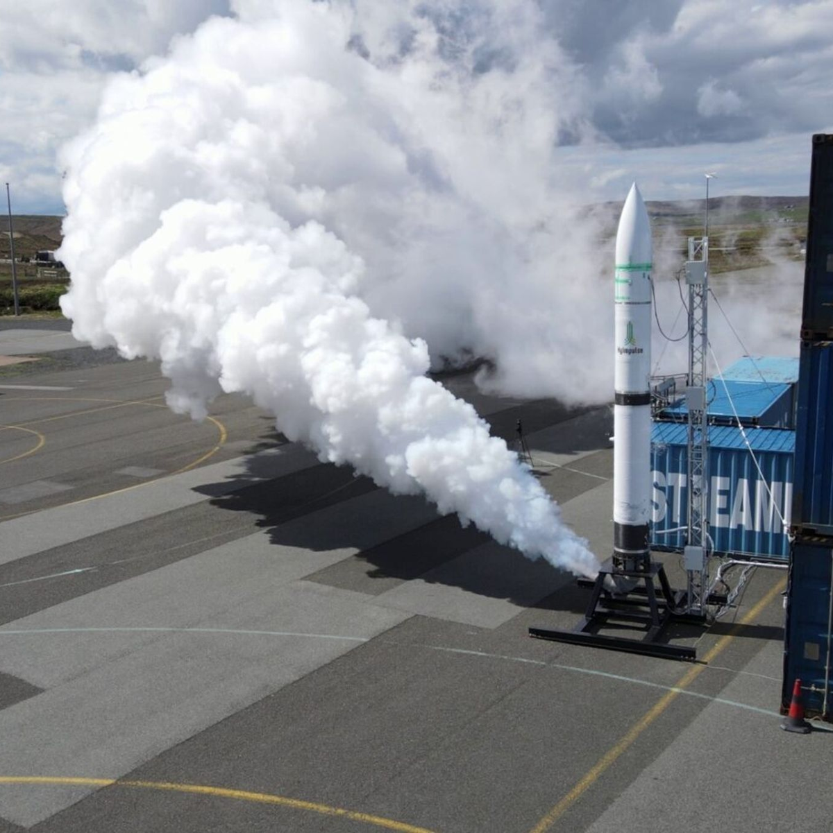 Dieses von HyImpulse zur Verfügung gestellte Foto zeigt die SR75 des Unternehmens aus Baden-Württenberg, Tage vor dem Start. - Foto: HyImpulse/HyImpulse/dpa