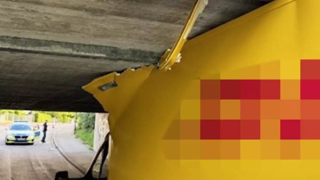 FW-M: Transporter steckt in Unterführung fest (Obermenzing) - Bild: presseportal.de