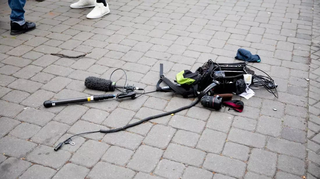 Die Ausrüstung eines Kamerateams liegt nach einem Übergriff in Berlin auf dem Boden. - Bild: Christoph Soeder/dpa