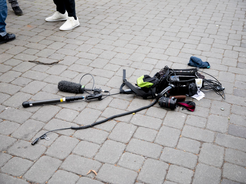 Die Ausrüstung eines Kamerateams liegt nach einem Übergriff in Berlin auf dem Boden. - Foto: Christoph Soeder/dpa