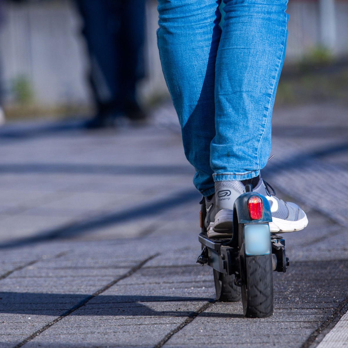 Neue E-Scooter sollen ab dem Jahr 2027 verpflichtend mit Blinkern ausgerüstet sein. - Foto: Jens Büttner/dpa