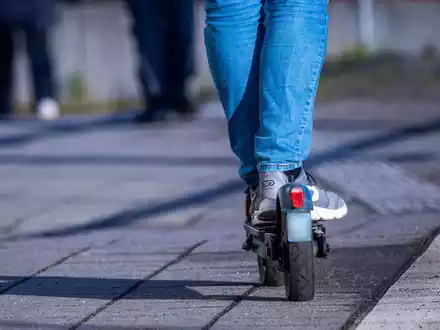 Laut einer Untersuchung verursachen Roller in Privatbesitz weniger häufig Unfälle als Leihroller. (Archivbild) - Foto: Jens Büttner/dpa