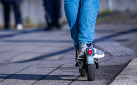 Laut einer Untersuchung verursachen Roller in Privatbesitz weniger häufig Unfälle als Leihroller. (Archivbild) - Foto: Jens Büttner/dpa Laut einer Untersuchung verursachen Roller in Privatbesitz weniger häufig Unfälle als Leihroller. (Archivbild) - Foto: Jens Büttner/dpa
