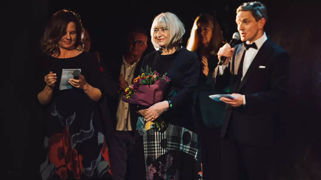 Die Holocaust-Überlebende Elzbieta Ficowska (Mitte) hält Blumen nach einer Vorstellung des Musicals «Irena». - Bild: Karpati & Zarewicz/dpa