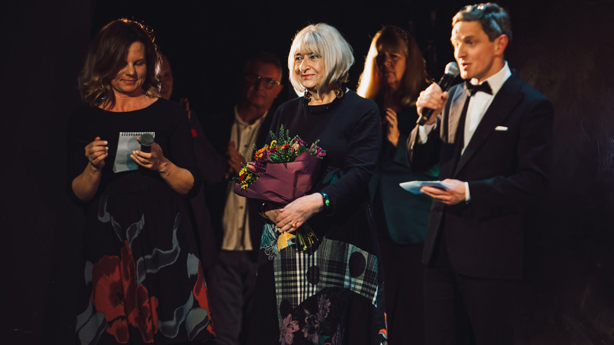 Die Holocaust-Überlebende Elzbieta Ficowska (Mitte) hält Blumen nach einer Vorstellung des Musicals «Irena». - Foto: Karpati & Zarewicz/dpa