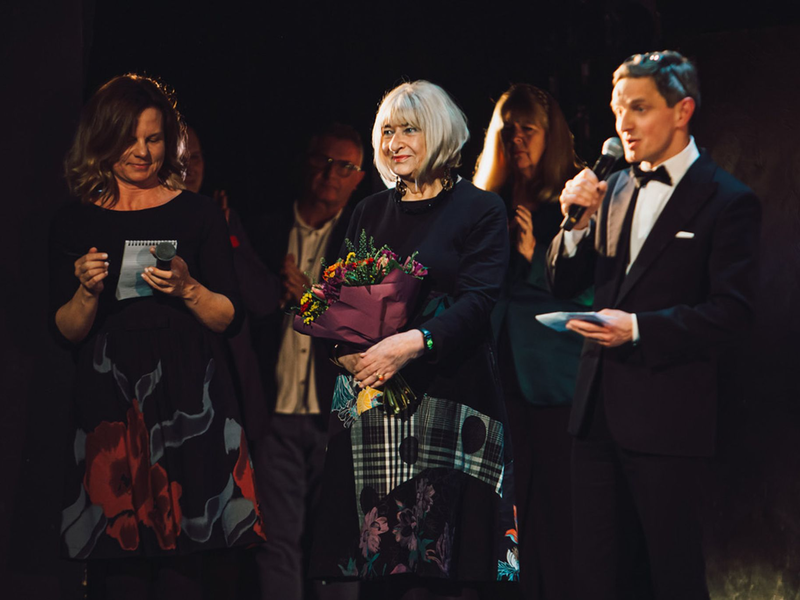 Die Holocaust-Überlebende Elzbieta Ficowska (Mitte) hält Blumen nach einer Vorstellung des Musicals «Irena». - Foto: Karpati & Zarewicz/dpa