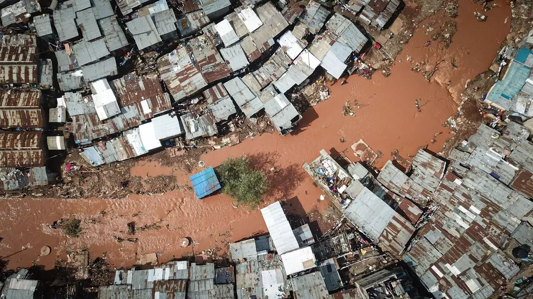 Ein Luftbild zeigt ein von Überschwemmungen betroffenes Gebiet in den Mathare-Slums in Nairobi. - Bild: Han Xu/XinHua/dpa