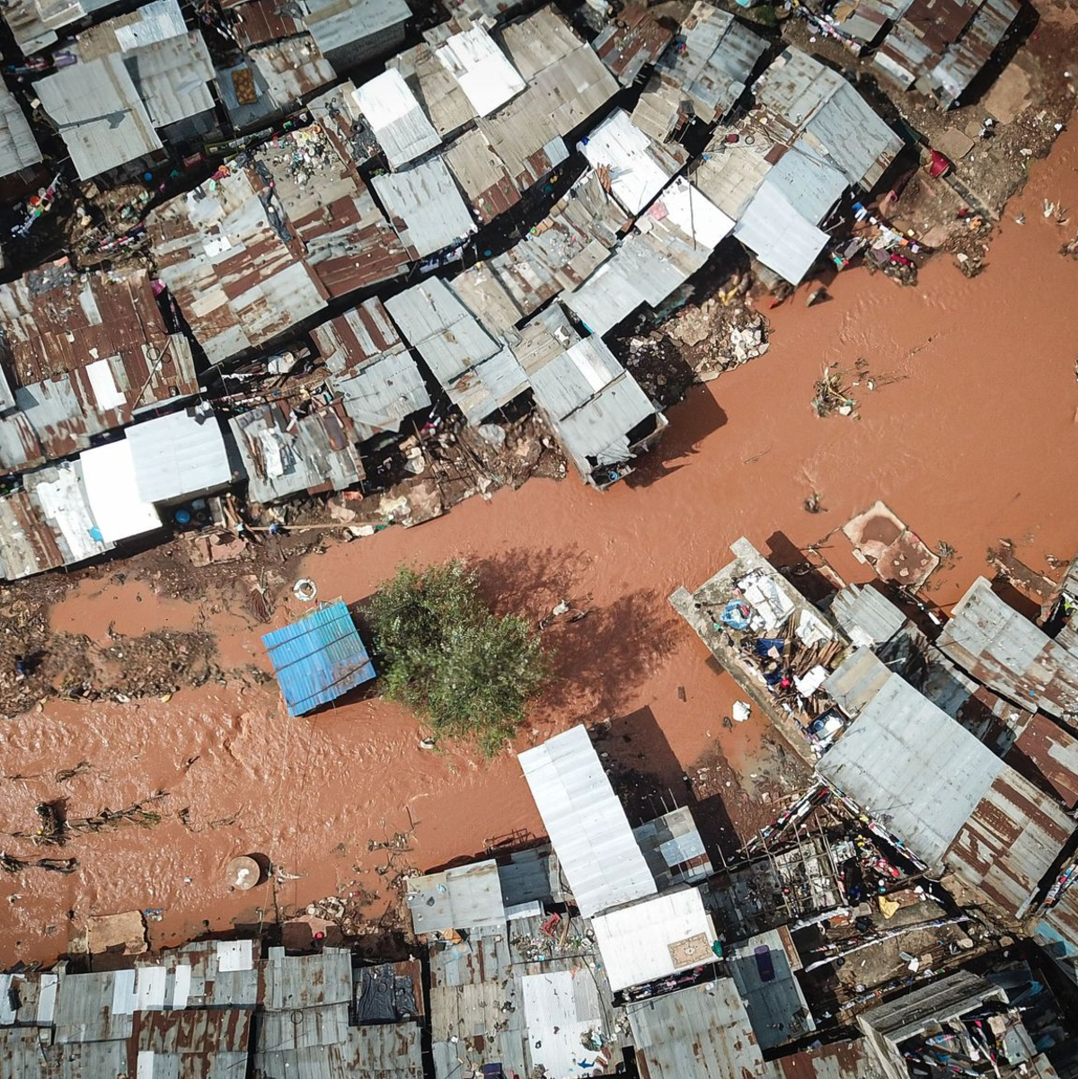 Ein Luftbild zeigt ein von Überschwemmungen betroffenes Gebiet in den Mathare-Slums in Nairobi. - Foto: Han Xu/XinHua/dpa