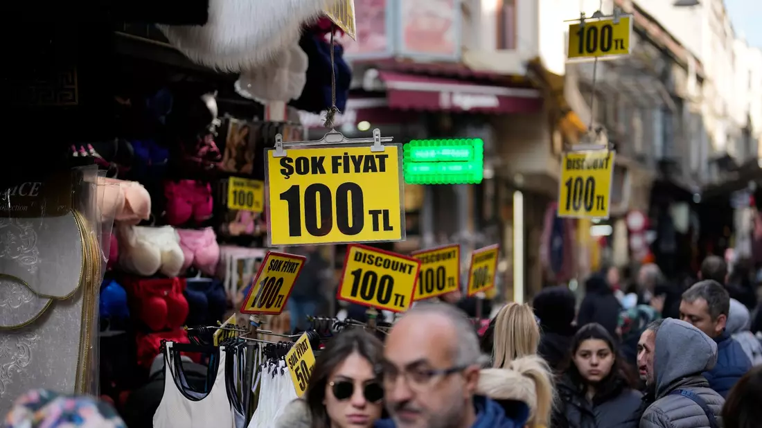 Preise werden in einem Bekleidungsgeschäft im Eminonu-Geschäftsviertel angezeigt. - Bild: Khalil Hamra/AP/dpa