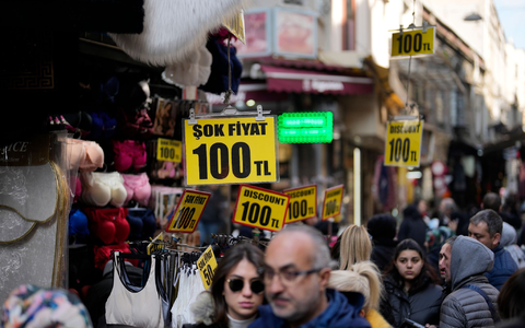 Preise werden in einem Bekleidungsgeschäft im Eminonu-Geschäftsviertel angezeigt. - Foto: Khalil Hamra/AP/dpa